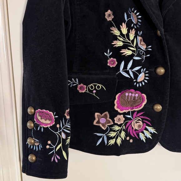 Kaktus Women’s Velvet Floral Embroidered Blazer - Picture 2 of 10